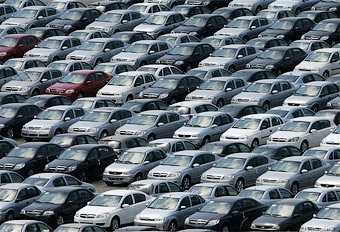 Продажи автомобилей в Европе впервые за 10 месяцев упали