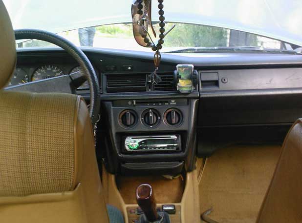 Mercedes-Benz 190 E W201, 1984 г., 2,0 инжектор, 5МКПП, задний привд, 122 лошади.